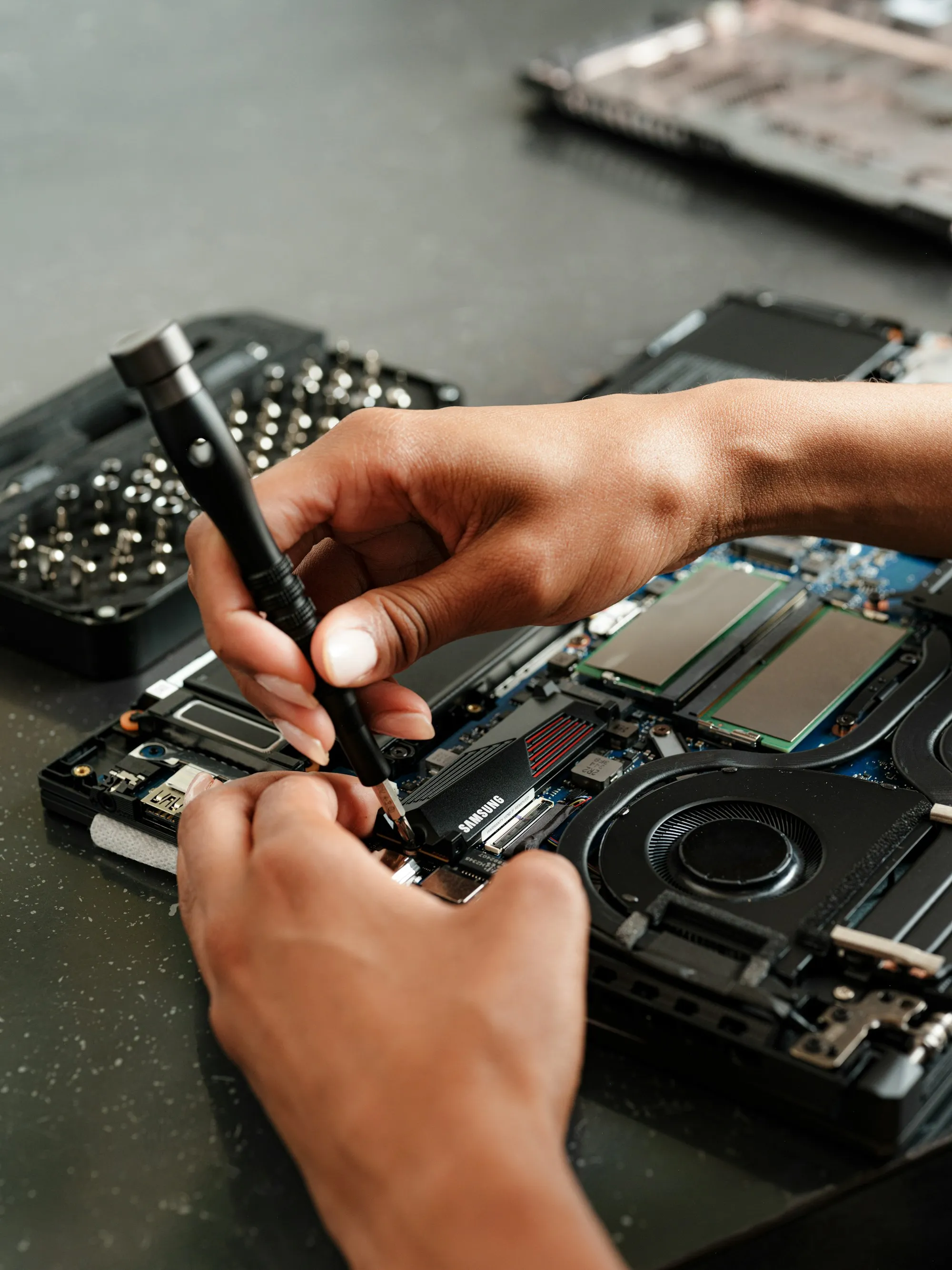 Técnico de Discope reparando un portátil