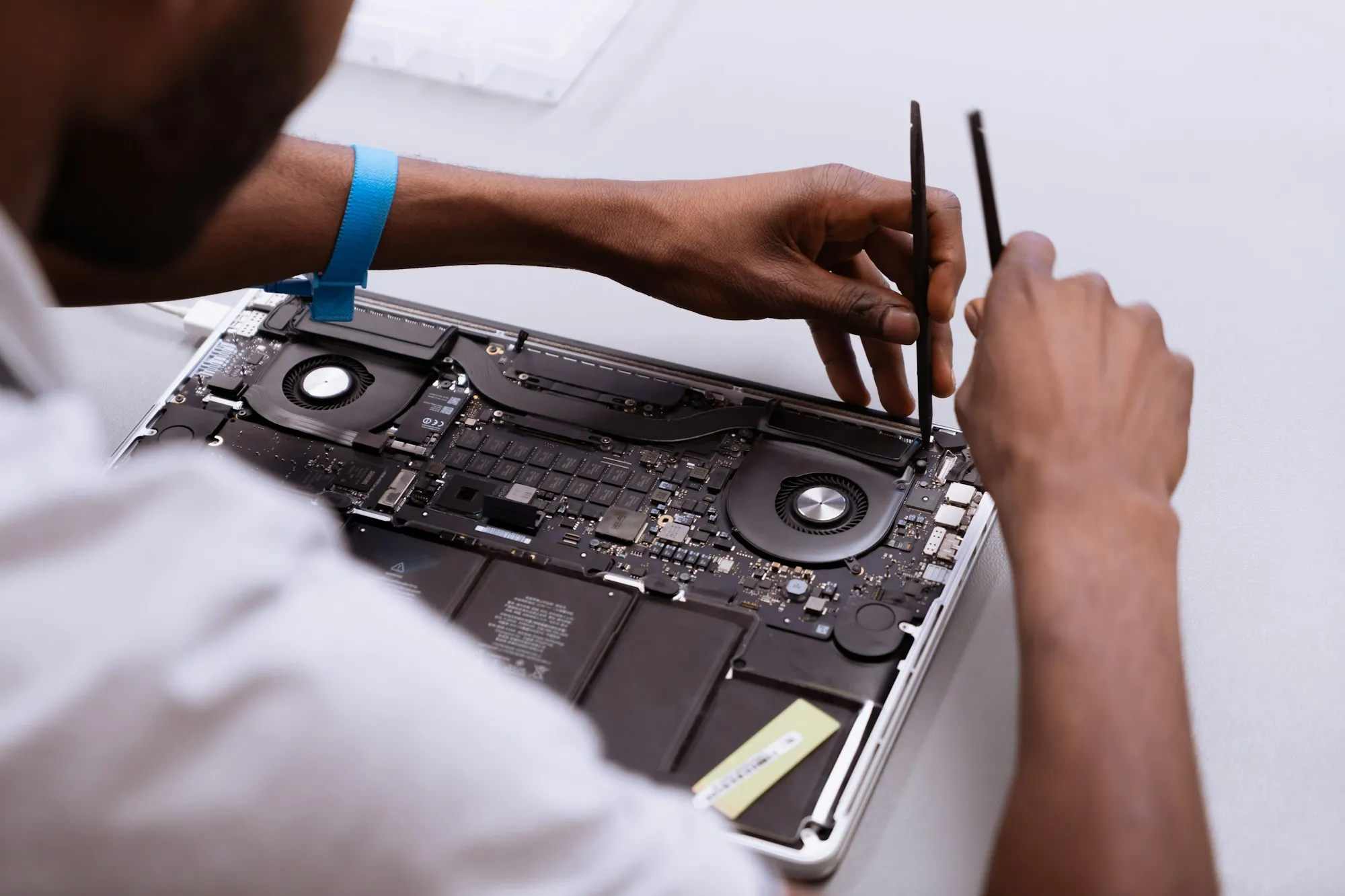 Técnico de Discope reparando un portátil